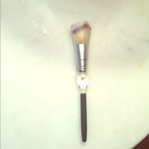 It Cosmetics French boutique blush brush! New